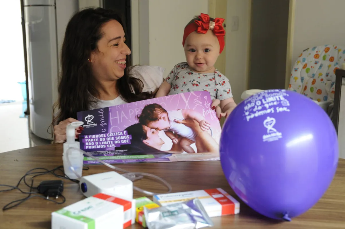 “O melhor jeito de encarar a doença não é ignorando-a, mas vivendo-a", afirma  Priscila Dias Rabelo de Lima, ao lado da filha Sarah