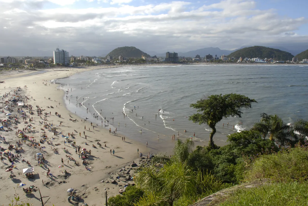 Guaratuba, no litoral paranaense, tem uma vítima fatal de afogamento e um turista desaparecido após entrar no mar