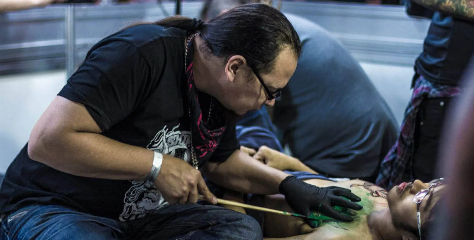 Toshio Shimada utiliza a técnica tebori, que consiste em usar hastes de bambu com agulhas na extremidades para tatuar manualmente