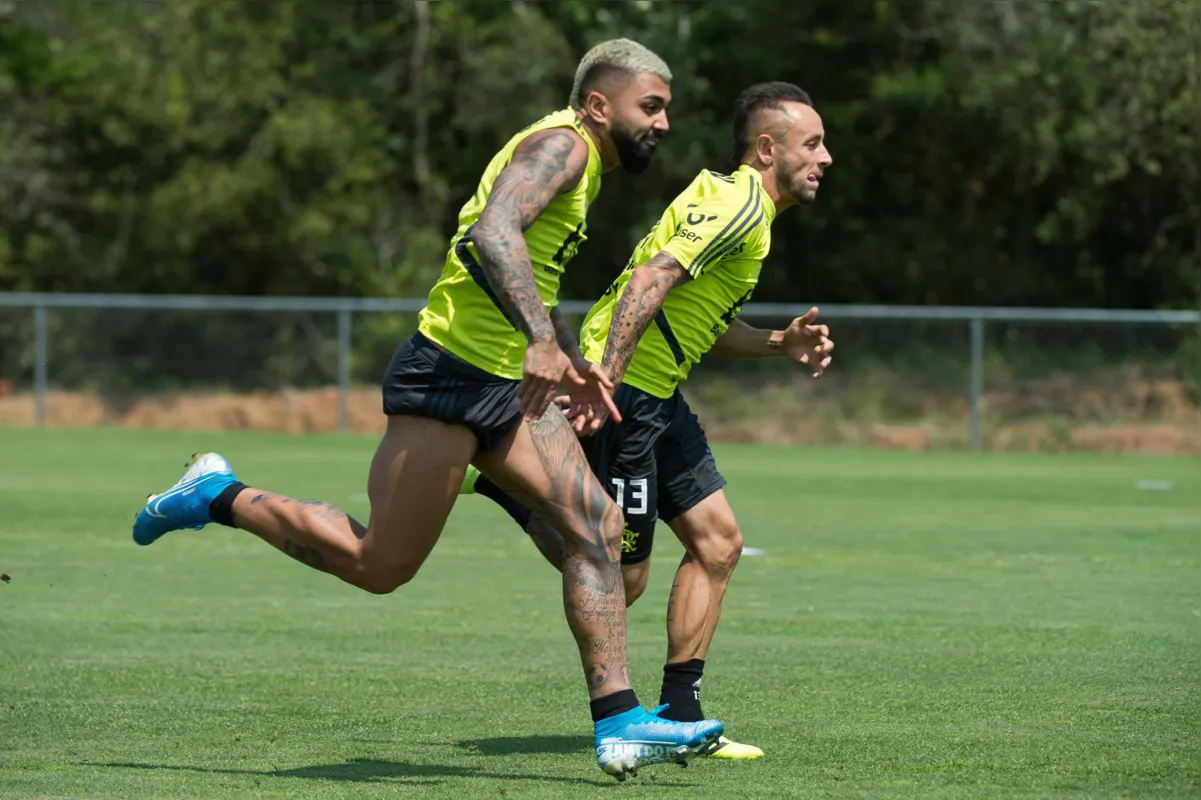O atacante Gabigol e o lateral direito londrinense Rafinha: chegadas de estrelas transformaram o Flamengo e o colocam como favorito