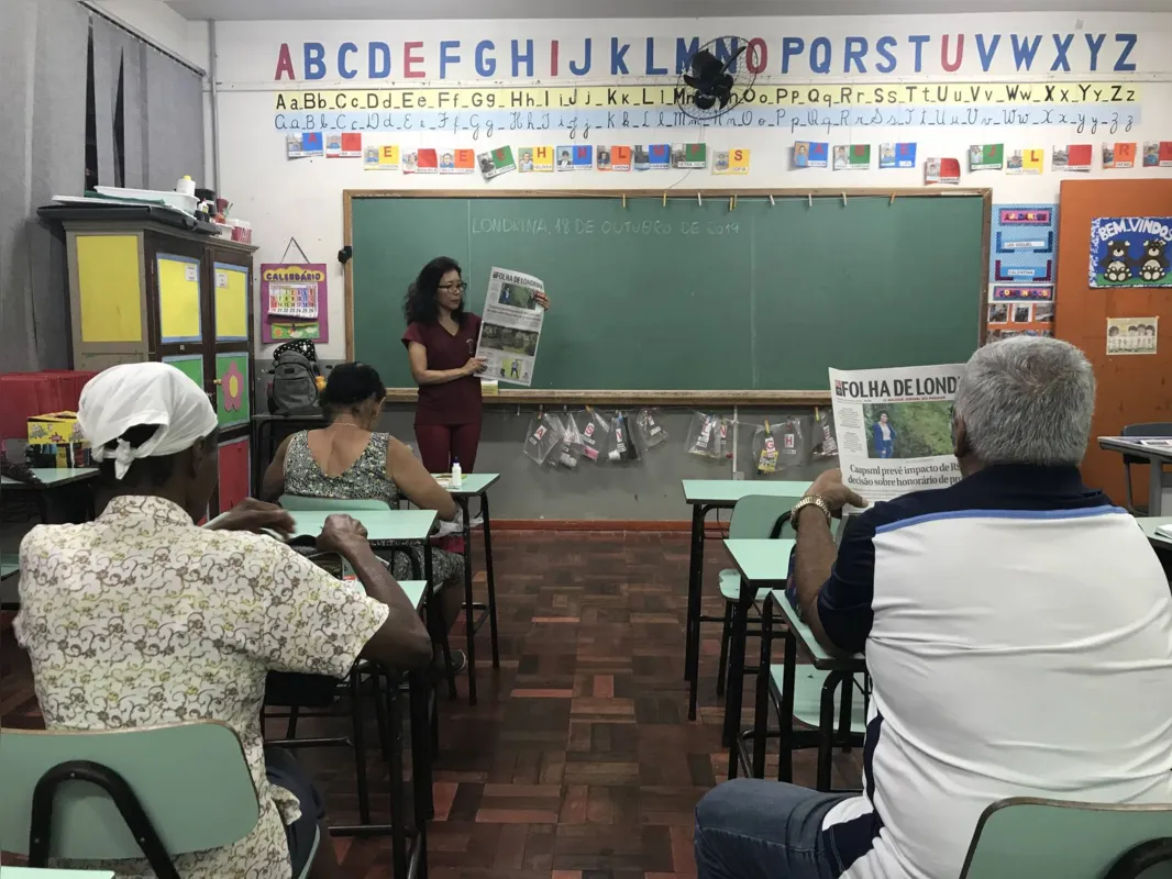 A professora Luisa Myuki Yoshikawa se dedica há quatro anos à educação de jovens e adultos: o jornal é uma de suas ferramentas em sala de aula