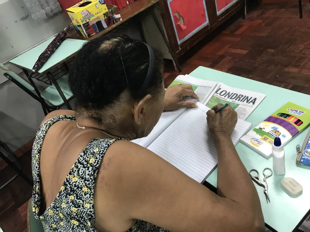 Maria Aparecida Martins, 80 anos, é a aluna mais velha da sala, ela recebeu em casa um convite para estudar na EJA