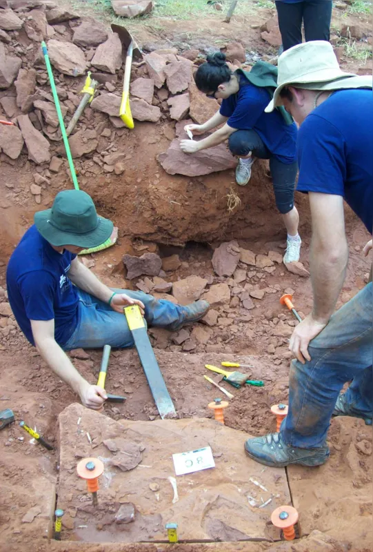 Equipe do Centro Paleontológico em trabalho de campo em Cruzeiro do Oeste