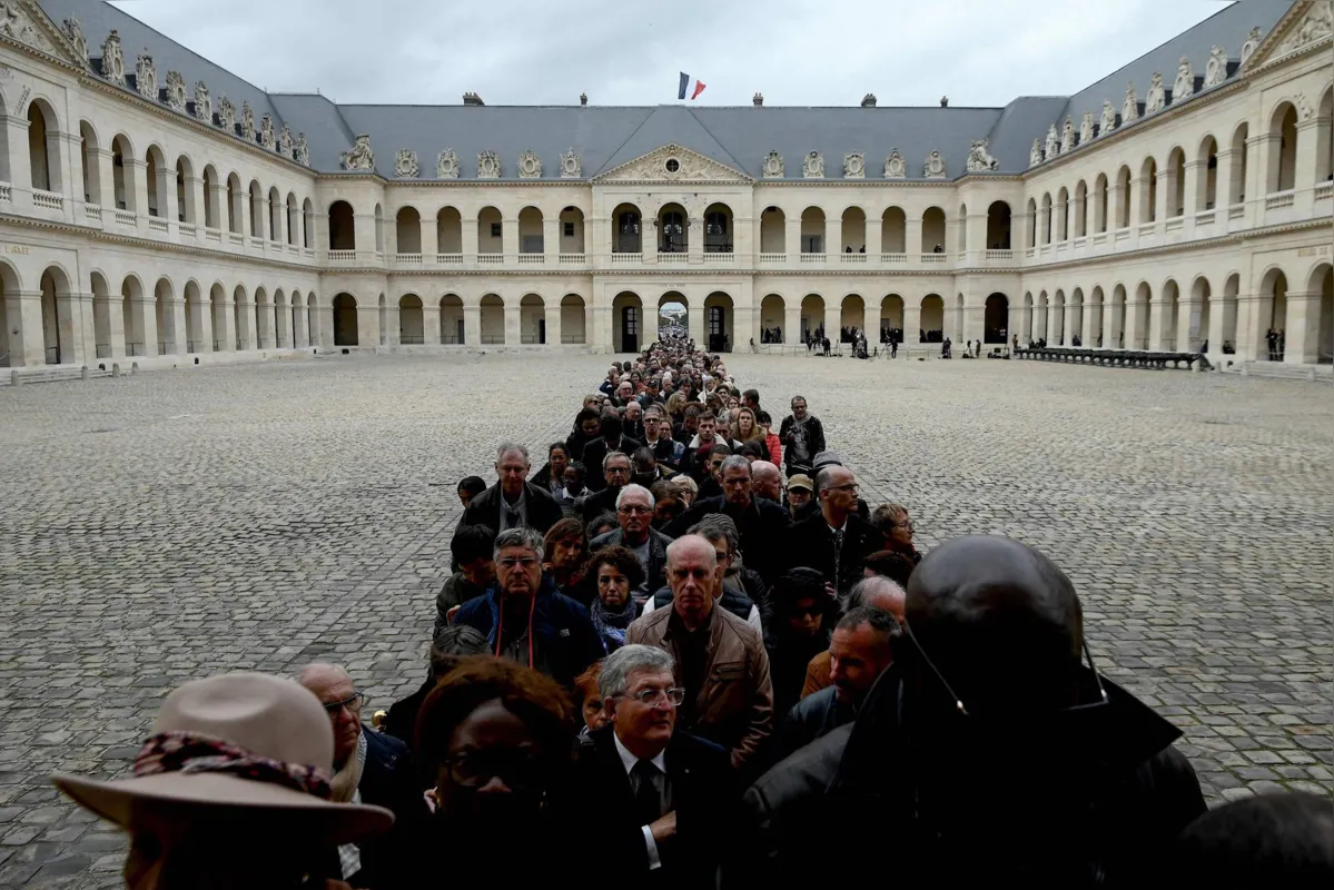 Desde quinta-feira, milhares de franceses já passaram pelo Palácio Eliseu para prestar as últimas homenagens a Jacques Chirac