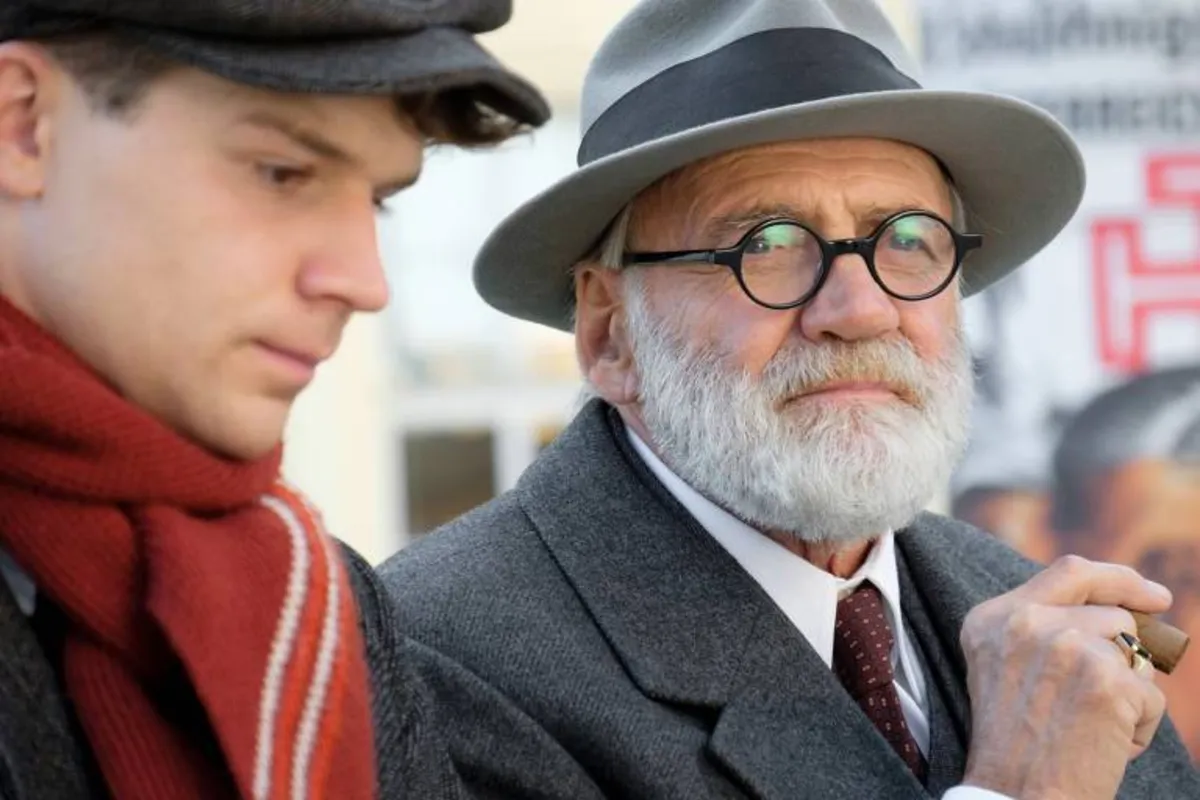 Bruno Ganz interpreta o Dr. Freud num de seus últimos papéis
