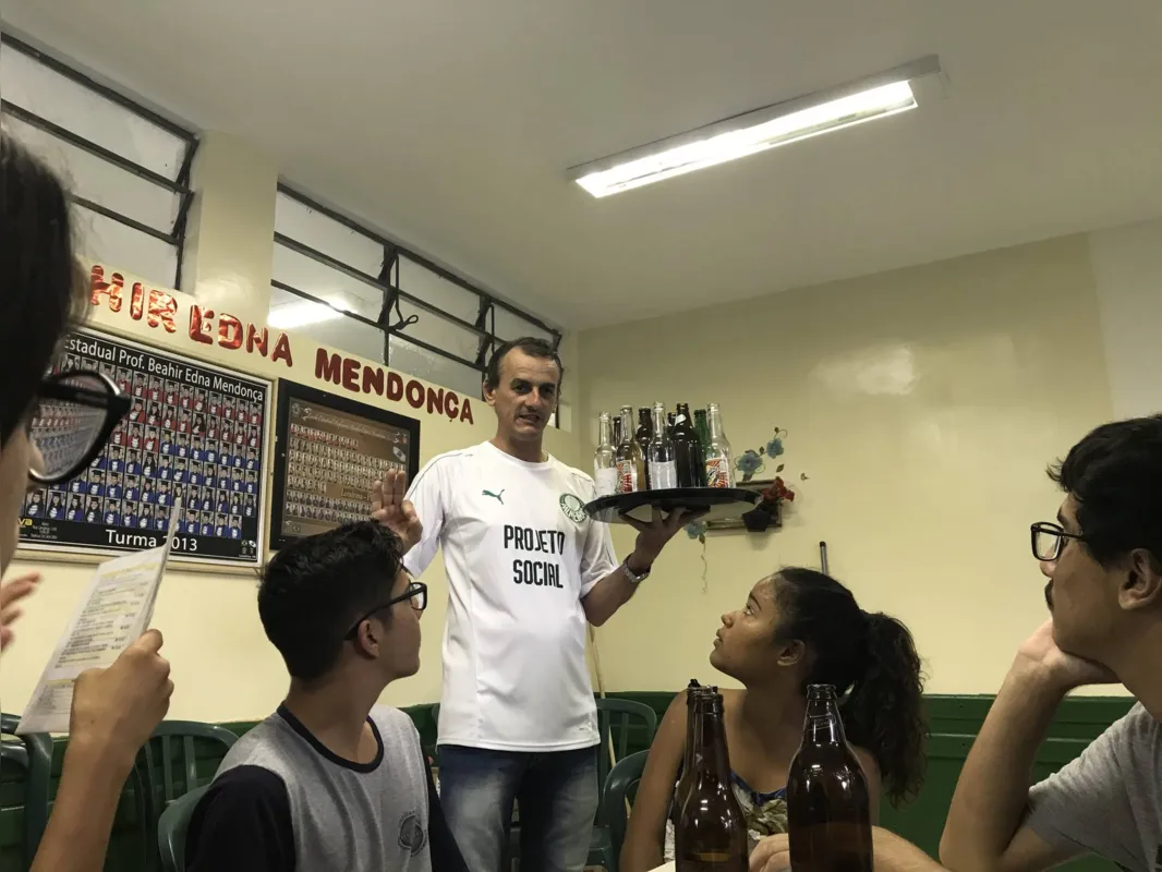 “Não é só carregar bandeja. É desde abordar de forma correta o cliente, saber abrir uma garrafa na mesa, o pós-atendimento", ensina  o fundador do projeto, Claudir Pedro Sanches