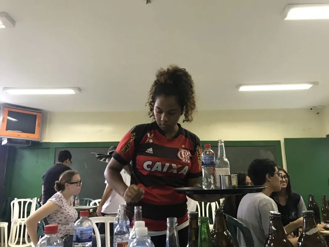 "Foi uma porta que se abriu; espero ser uma ótima garçonete”, conta Nicolly Mayara da Silva