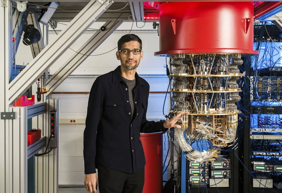 O CEO do Google, Sundar Pichai, posa com um dos computadores quânticos no laboratório de Santa Barbara