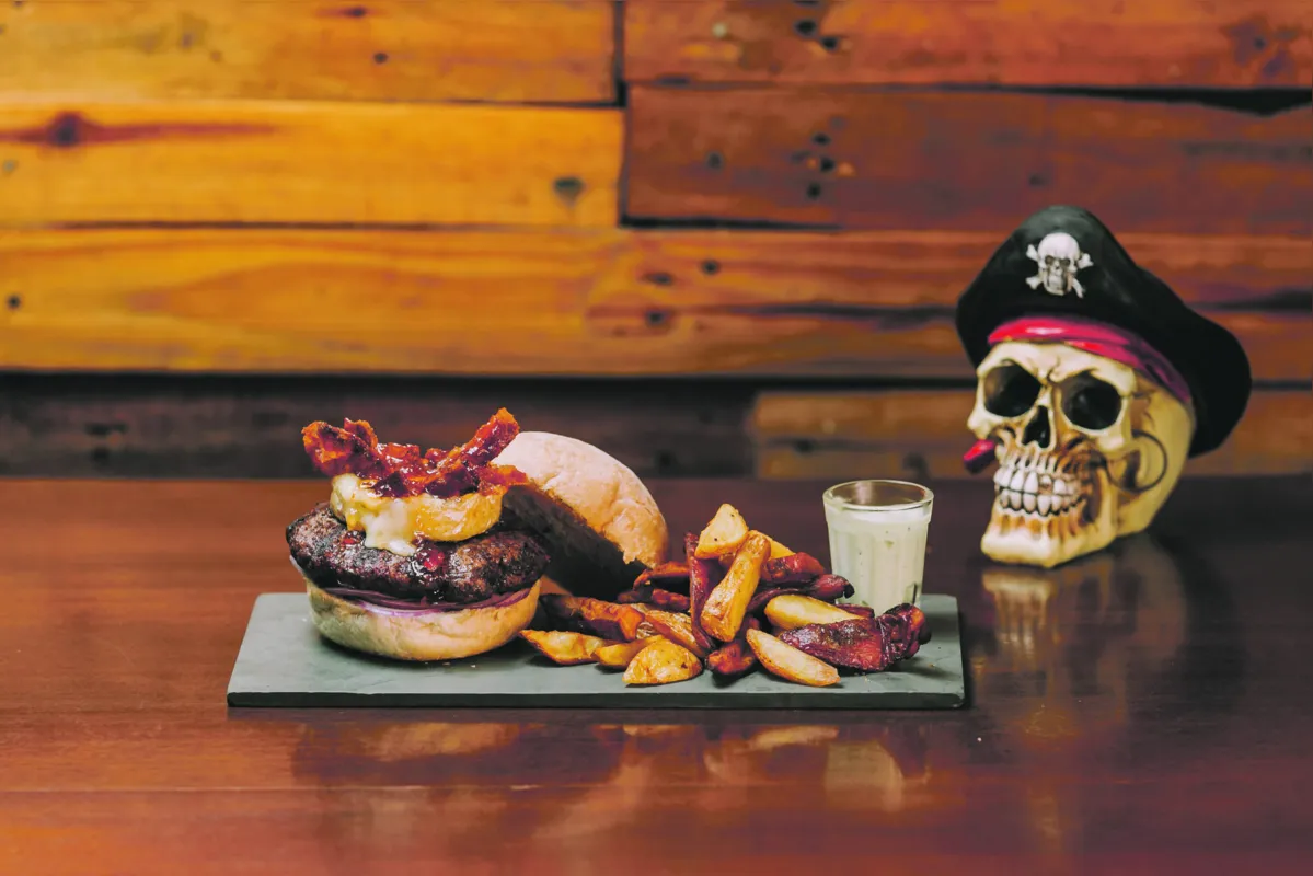 "Eustácio, O Monge:"  hambúrguer  traz 180 gr de carne bovina e queijo camembert grelhado 