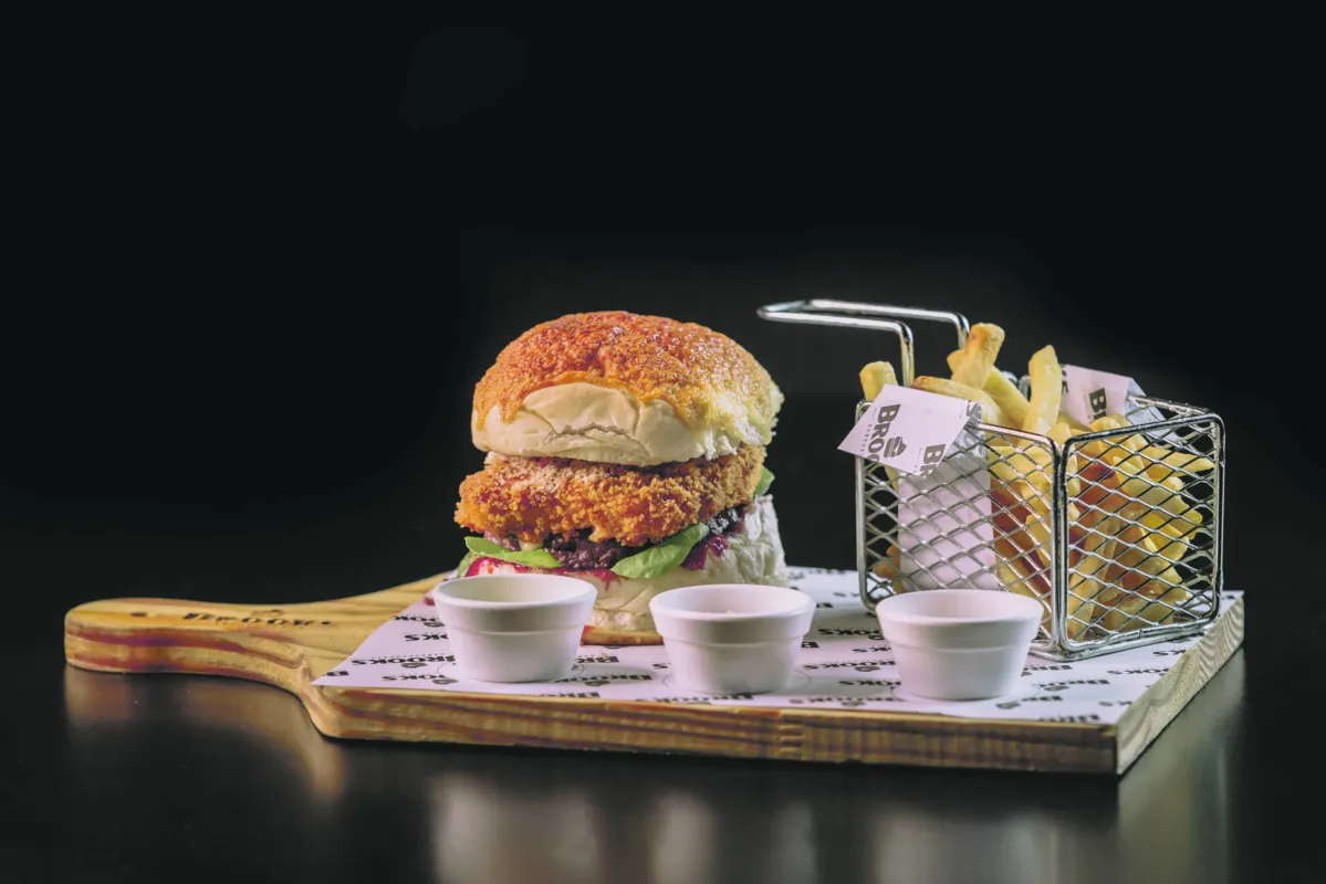 Stick Burguer: lançamento da Brooks Hamburgueria conta com farofa de bacon e geleia de pimenta