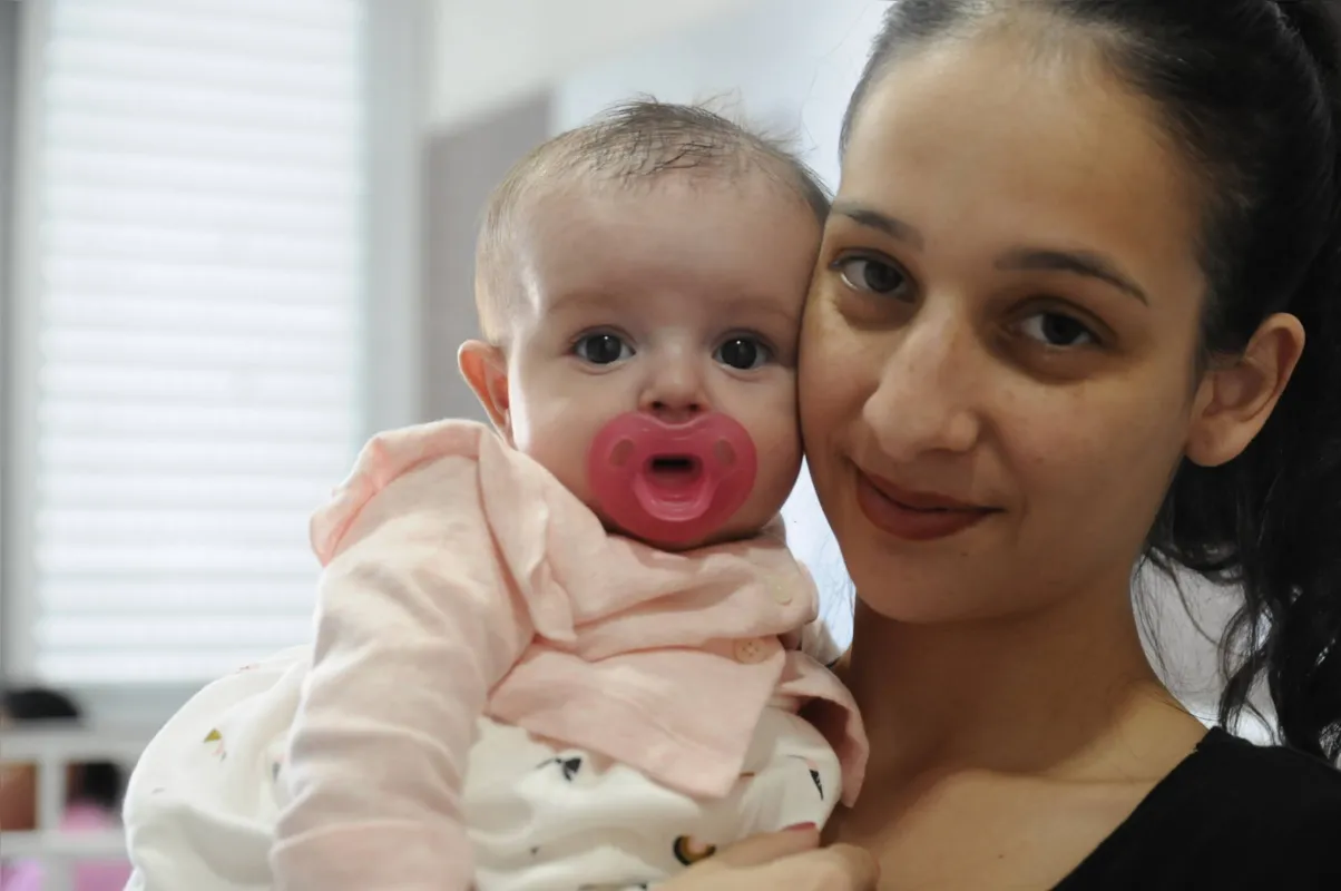 Stela, no colo da mãe Bruna Gonçalves: família é de Guarapuava e a menina passou por cirurgia em Londrina 
