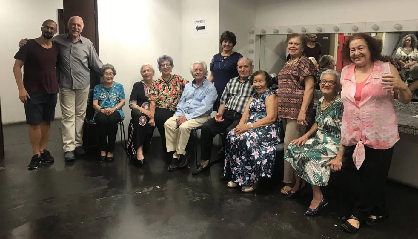 O diretor Walter Matteini (à esquerda) com o elenco de apoio formado por idosos londrinenses que contracenaram com os bailarinos italianos