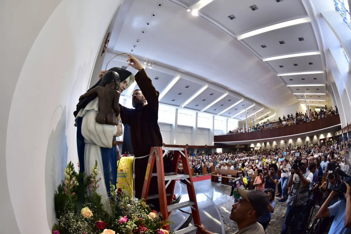 Encenação da canonização de irmã Dulce em missa em Salvador (BA)