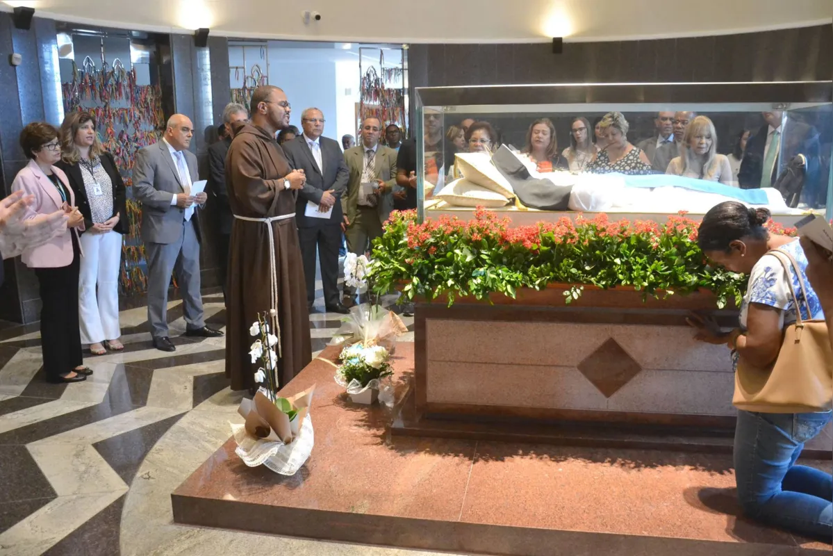 Devota reza no santuário dedicado a Irmã Dulce em Salvador 