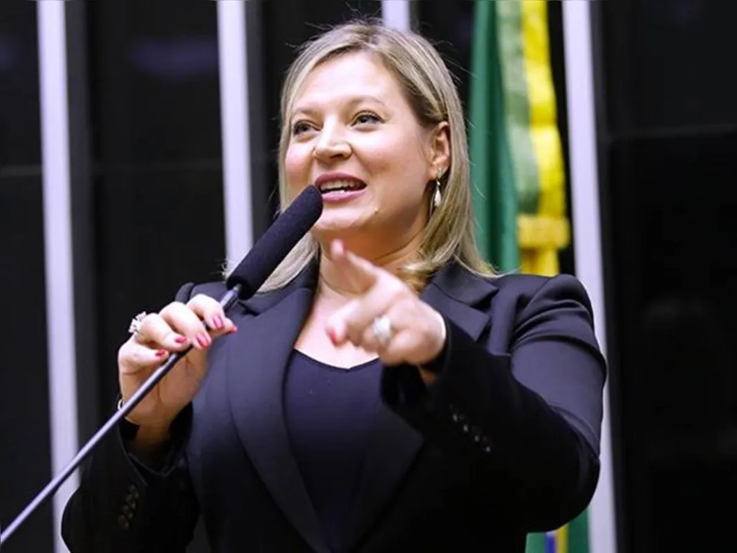 Imagem ilustrativa da imagem Joice Hasselmann diz que há 'time de fake news' no entorno do clã Bolsonaro