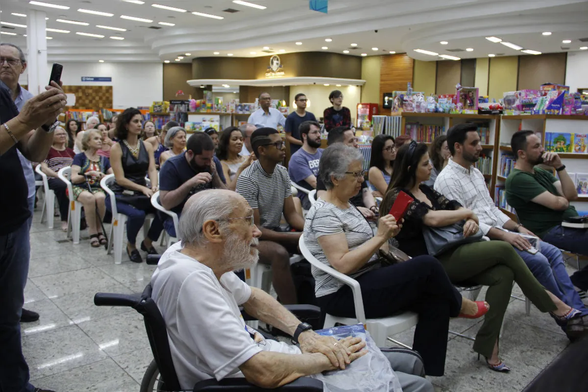 Lançamento do livro em Londrina reuniu um público atento e diversificado