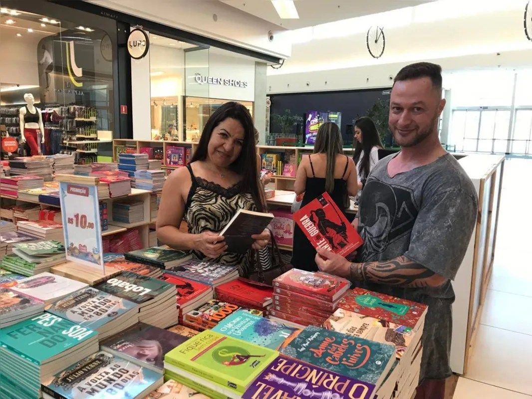 Solange Santos e Marcio Menegheti compram livros para o filho Lucas: "Insistimos para que ele mantenha o hábito de ler"