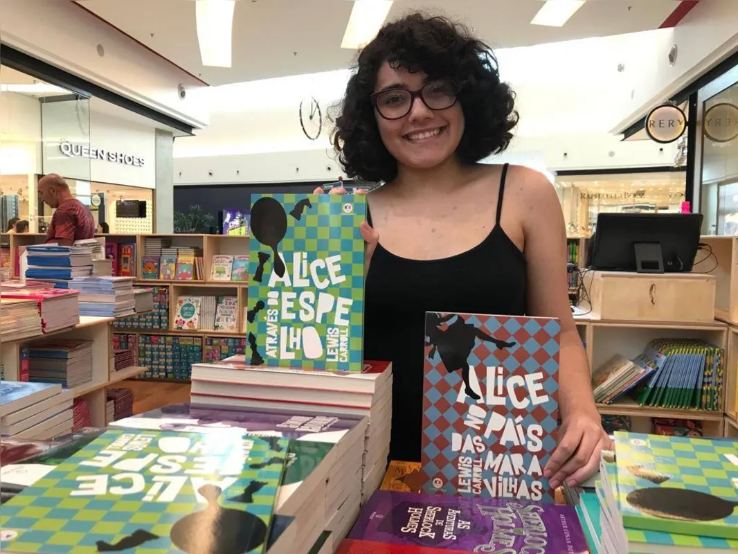 Julia Belo, estudante, 19 anos, diz que tem um hábito: "devorar livros"
