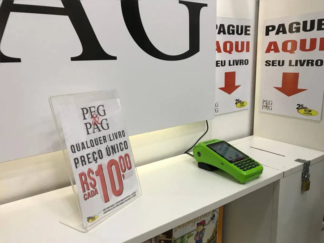 No centro da cidade, uma loja usa o sistema de autoatendimento, o consumidor escolhe o livro e realiza a compra sozinho 