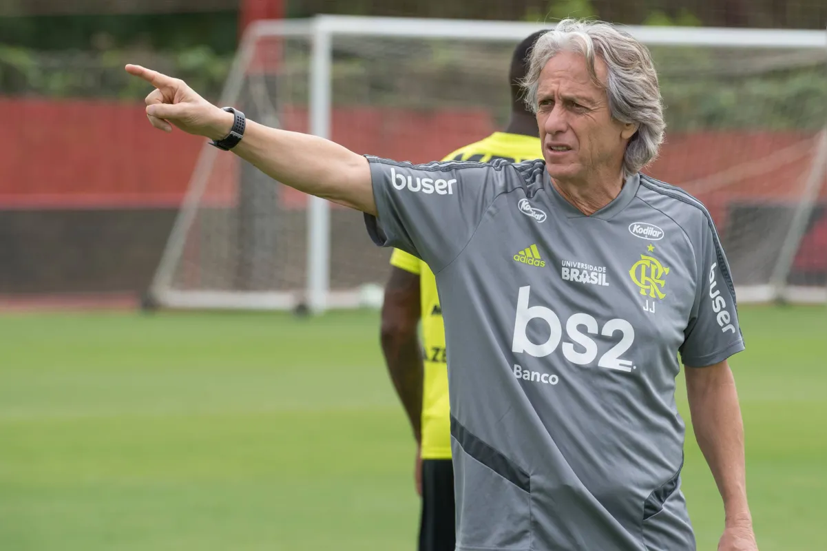 O técnico Jorge Jesus não tem desfalques para escalar o Flamengo