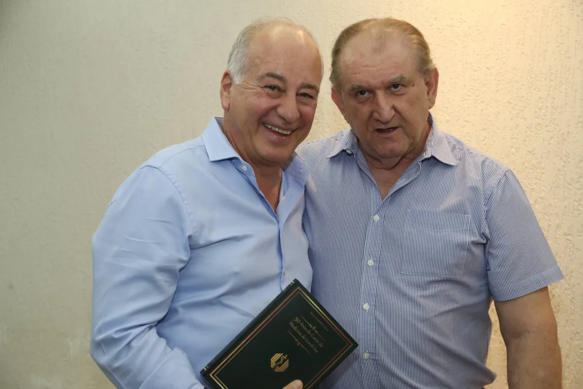 Luiz Eduardo Cheida, ex-aluno da UEL,  que foi deputado e prefeito da cidade, com o autor e colega Paulo André Chenso 