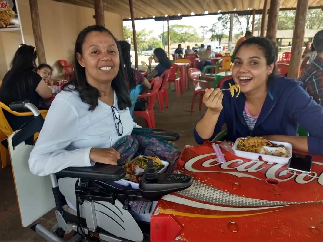  Marly Brussolo e  Érica Rafael saborearam a culinária oriental.