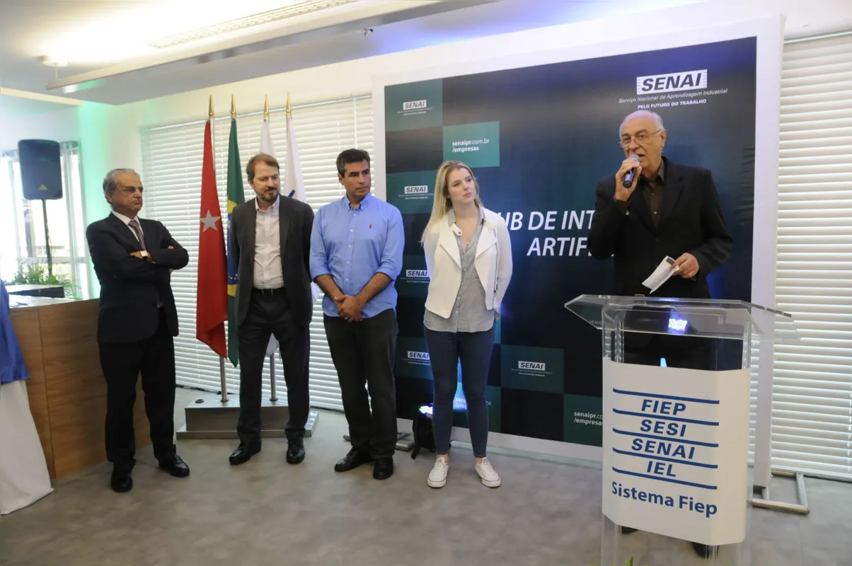  .A solenidade de inauguração contou com a presença de autoridades e lideranças da indústria