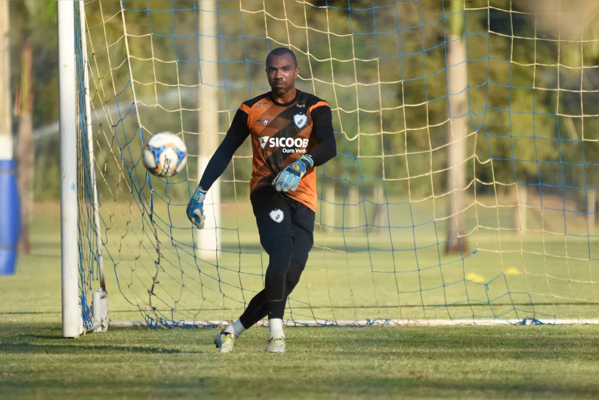 Com apenas um jogo no ano, Emerson será o titular no gol do Londrina diante do Sport