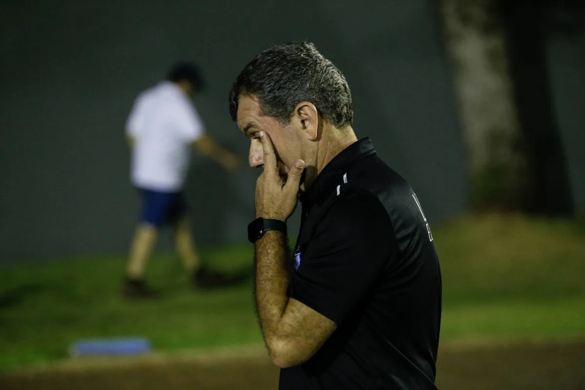 O técnico Cláudio Tencati ainda não conseguiu fazer o time reagir para reverter a situação complicada em que se meteu na Série B