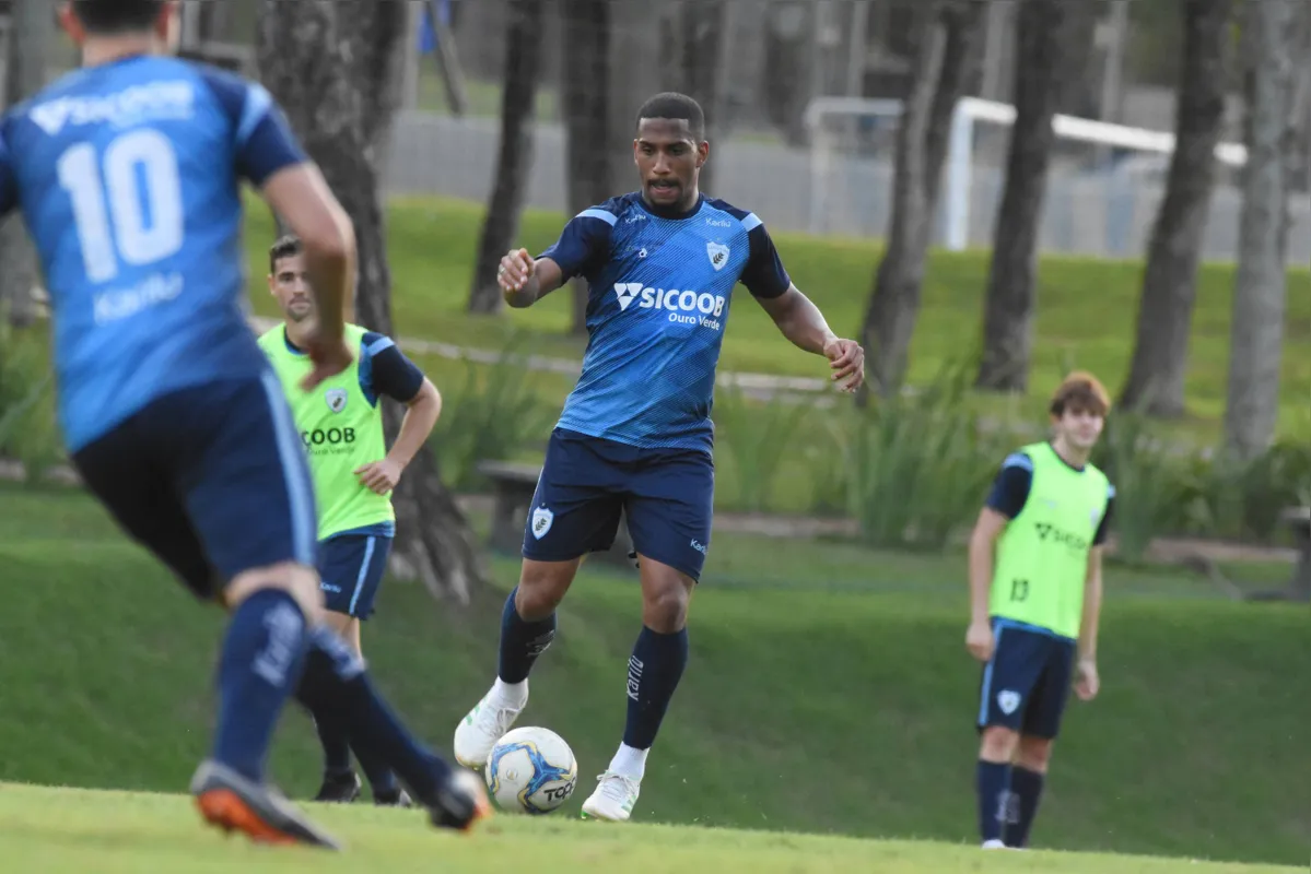Com a lesão de Anderson Leite, Neris deve ser um dos volantes do Londrina no Café