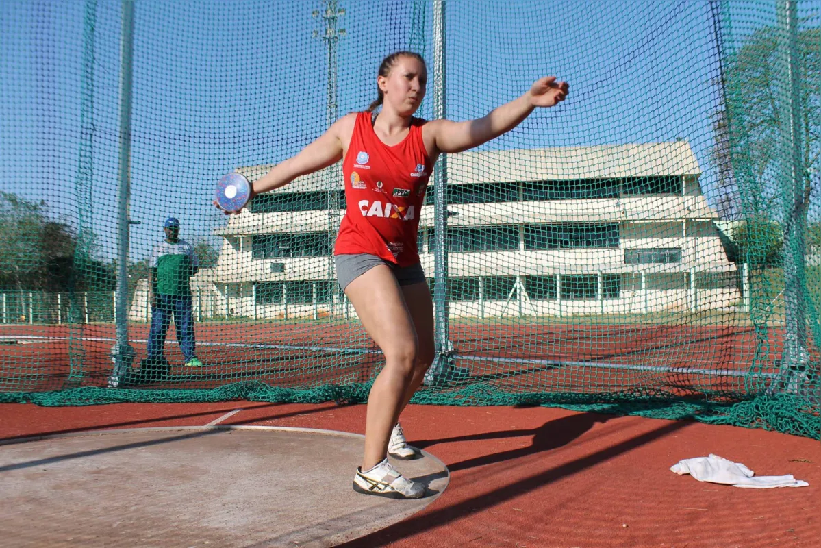 Julia Barbosa é atual líder do ranking nacional sub-16 no lançamento do disco