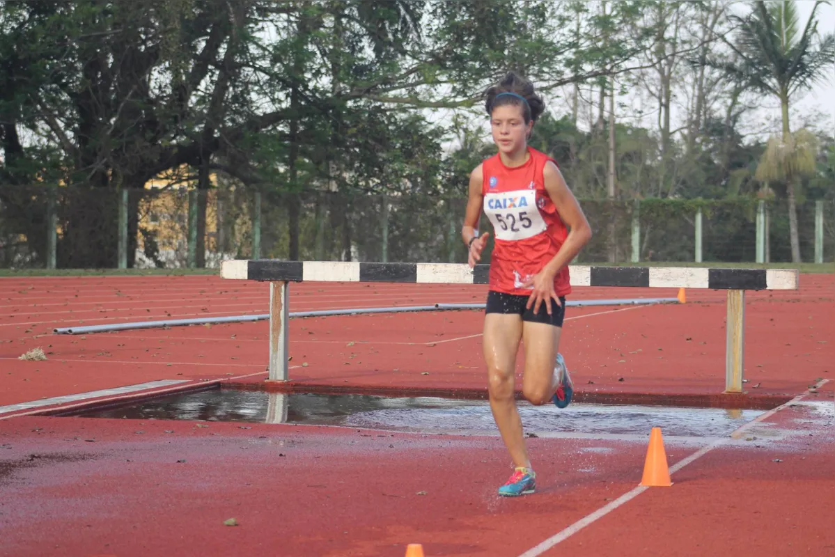 Sugestão de Legenda: Gabriela Tardivo é a atual campeã brasileira das provas dos 1000 metros rasos e 1000 metros com obstáculos