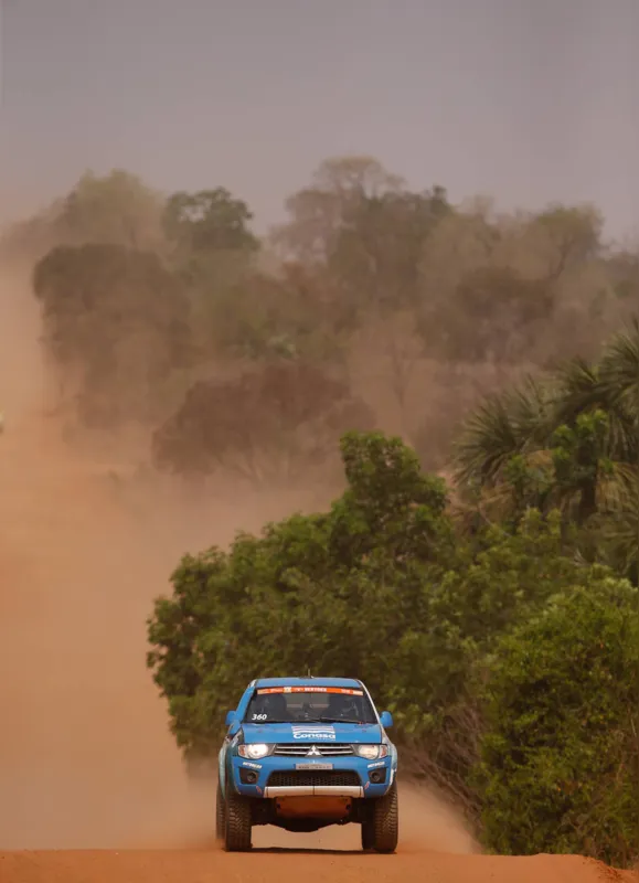 Imagem ilustrativa da imagem Londrinenses conquistam vice-campeonato no Rally dos Sertões
