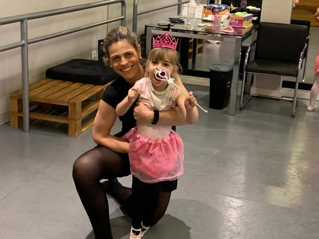 Ana Flávia Alves faz aulas de balé com a filha Helena:  "Encontrei uma escola que topou esse desafio”