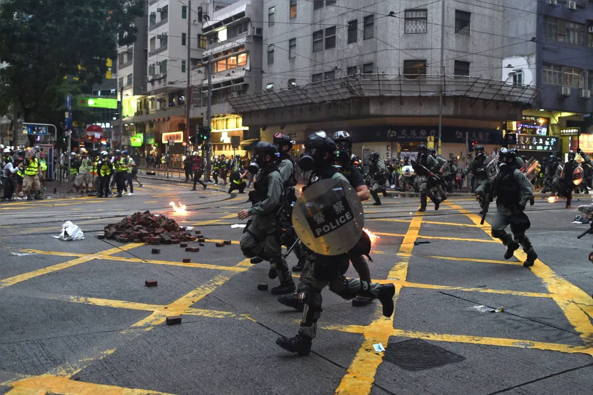 Imagem ilustrativa da imagem Manifestantes em Hong Kong desafiam a lei usando máscaras