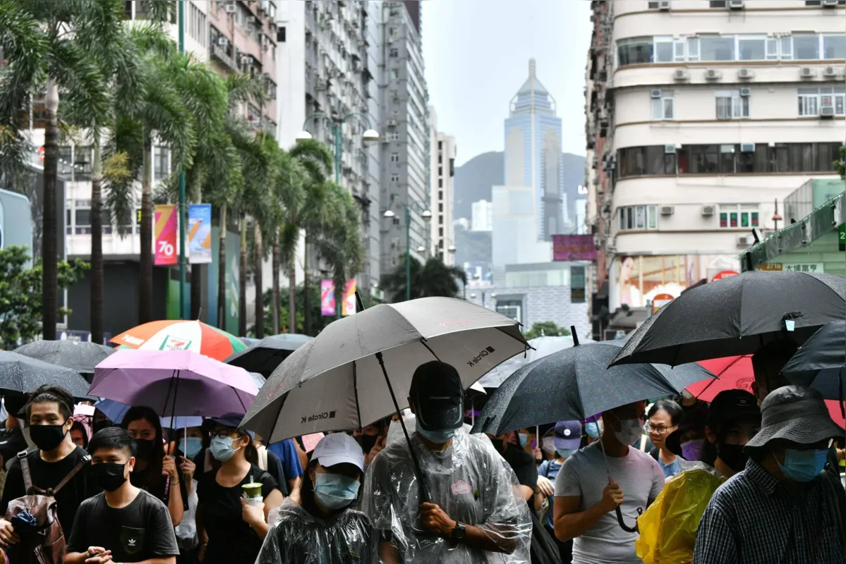 Imagem ilustrativa da imagem Manifestantes em Hong Kong desafiam a lei usando máscaras