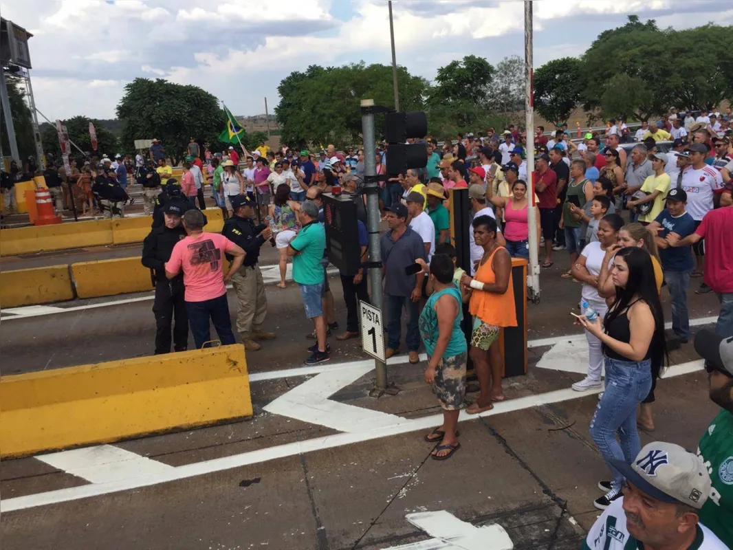 Imagem ilustrativa da imagem Manifestantes fazem novo protesto no pedágio de Jataizinho