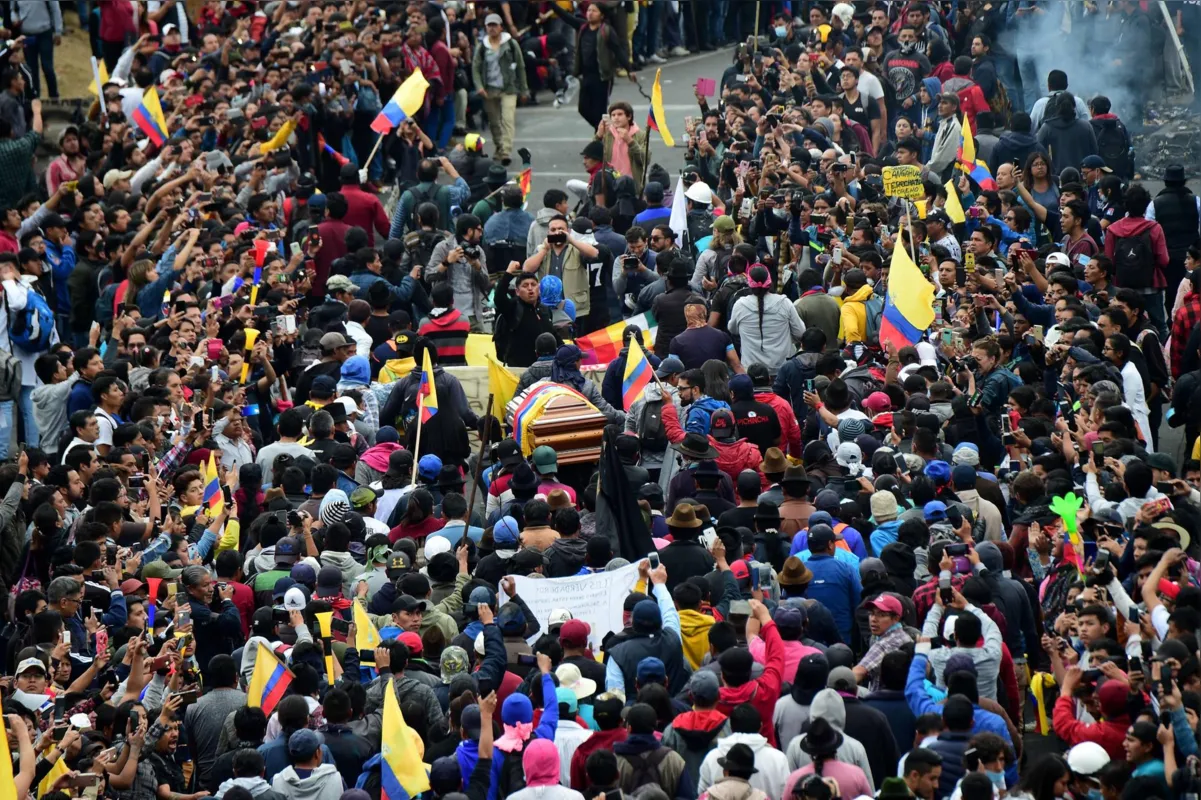 Enterro de indígena morto durante manifestações reuniu multidão em Quito
