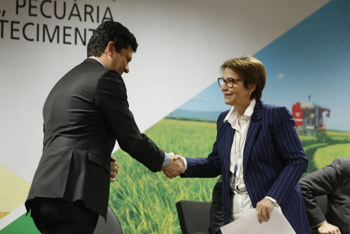 Os ministros Sergio Moro e Tereza Cristina assinaram o acordo visando promover ações conjuntas para a proteção aos produtores rurais