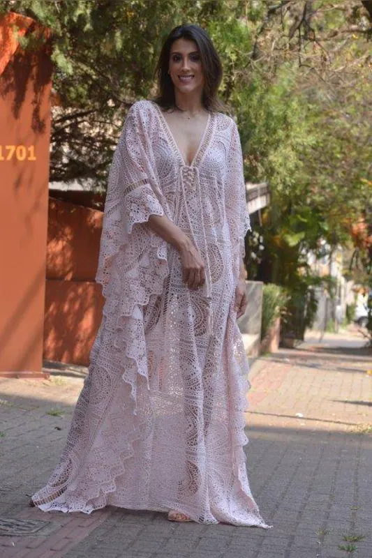 Amanda Mancini veste um kaftan francês