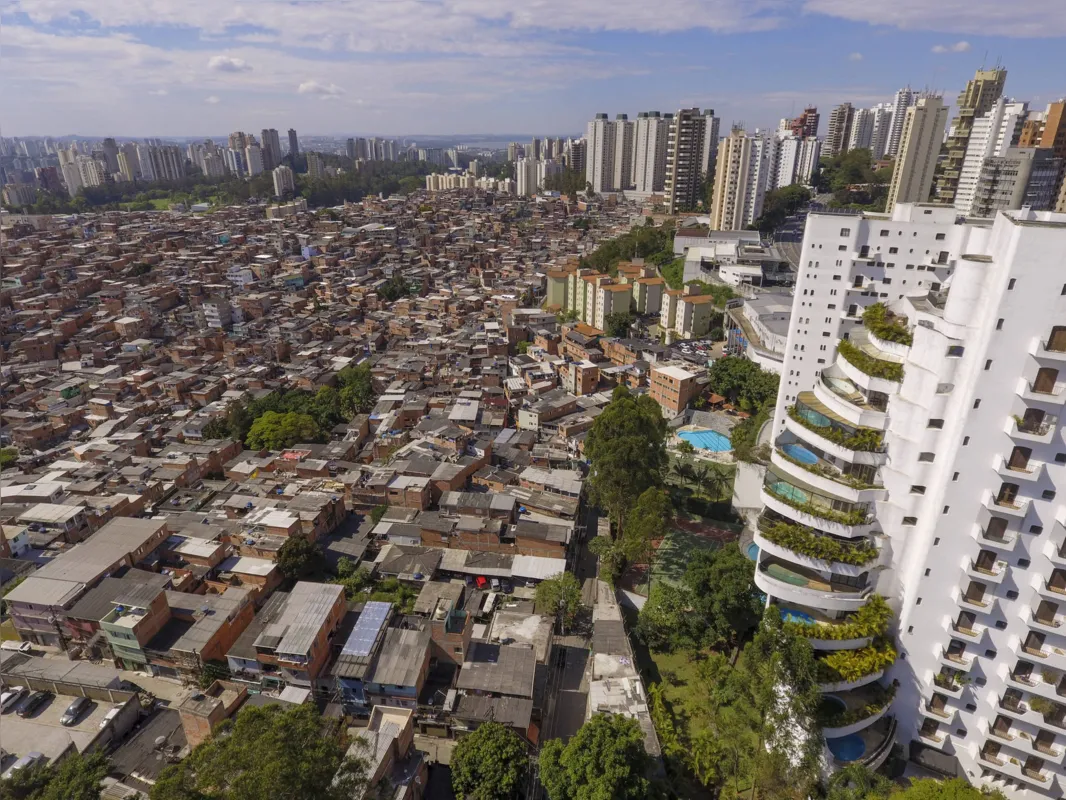 Contraste dos apartamentos de luxo no Morumbi, em São Paulo, com a favela de Paraisópolis aos pés: desigualdade só aumenta