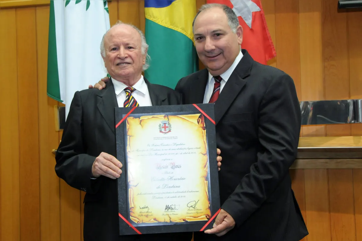 O vereador Péricles Deliberador com o novo cidadão honorário Moacir Veras 