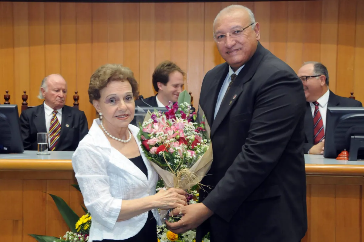 Joice Brandalize Veras , esposa de Moacir, recebeu flores entregues pelo vereador José Roque Neto 