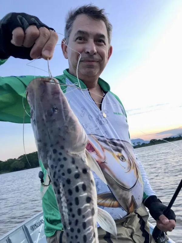 Gilberto Schiavinatto e o magnífico pintado que pegou, sob aplausos dos amigos   