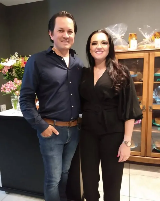 Os anfitriões Thaiza e Rodrigo Kazuo