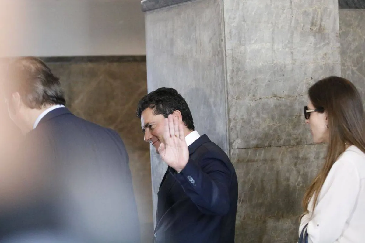 Imagem ilustrativa da imagem Moro pediu dez vetos à lei de abuso 'e nove estão garantidos', afirma Bolsonaro