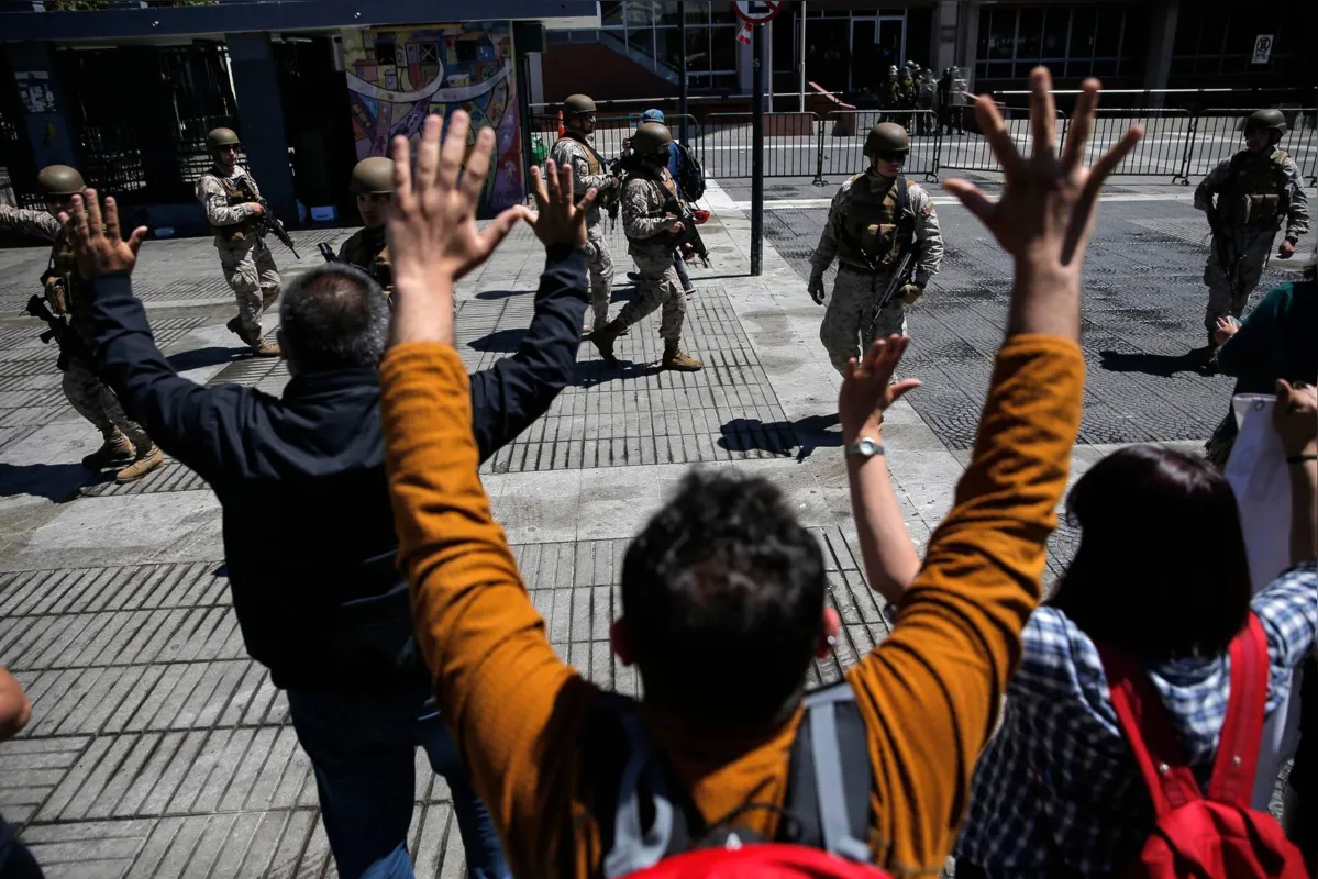  Centenas de milhares de chilenos foram às ruas em manifestações contra o alto custo de vida no país 
