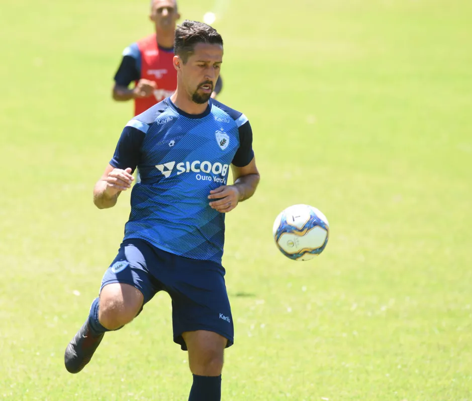 Com contrato regularizado, Dirceu pode reestrear pelo Londrina no sábado