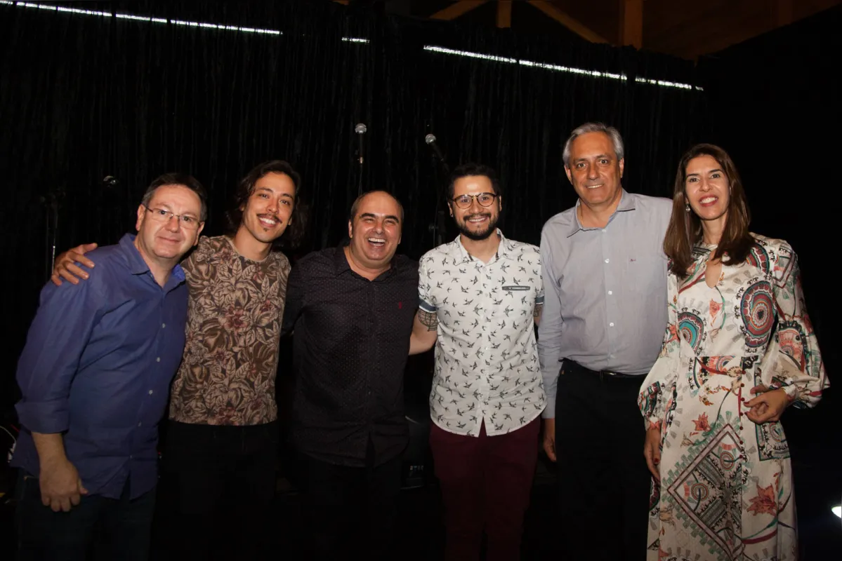 O presidente da Arel, Fernando Berbel Junior, e Stella, sua esposa, com os integrantes da Banda, Ezer Botelho Jr., Igor Kasuya, Kiko Jozzolino e Vinicius Zanin.  

 