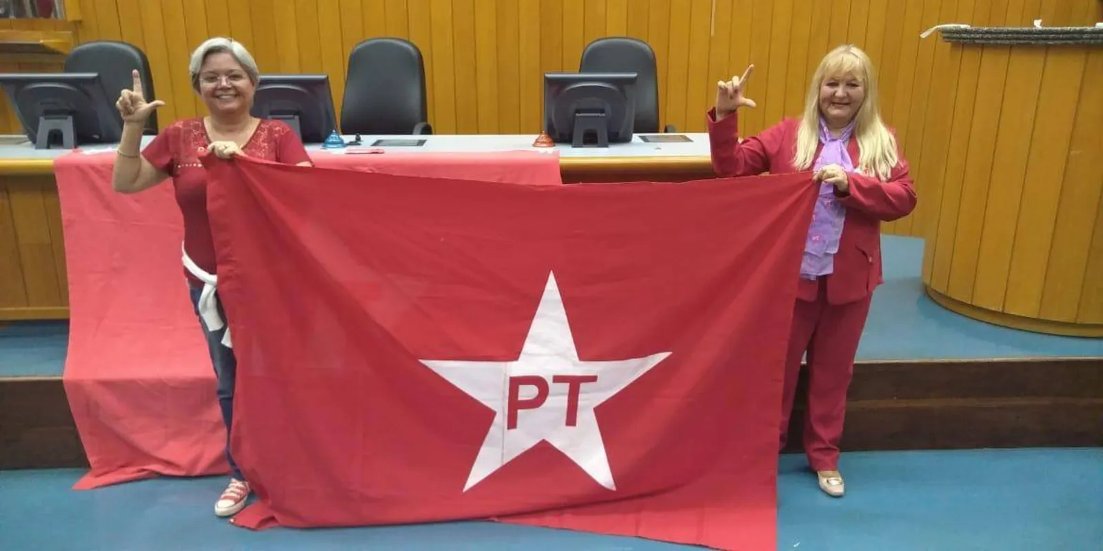 Professora Giane (à esquerda) venceu a assistente social, Giselda de Lima,  na disputa pela presidência do PT local 